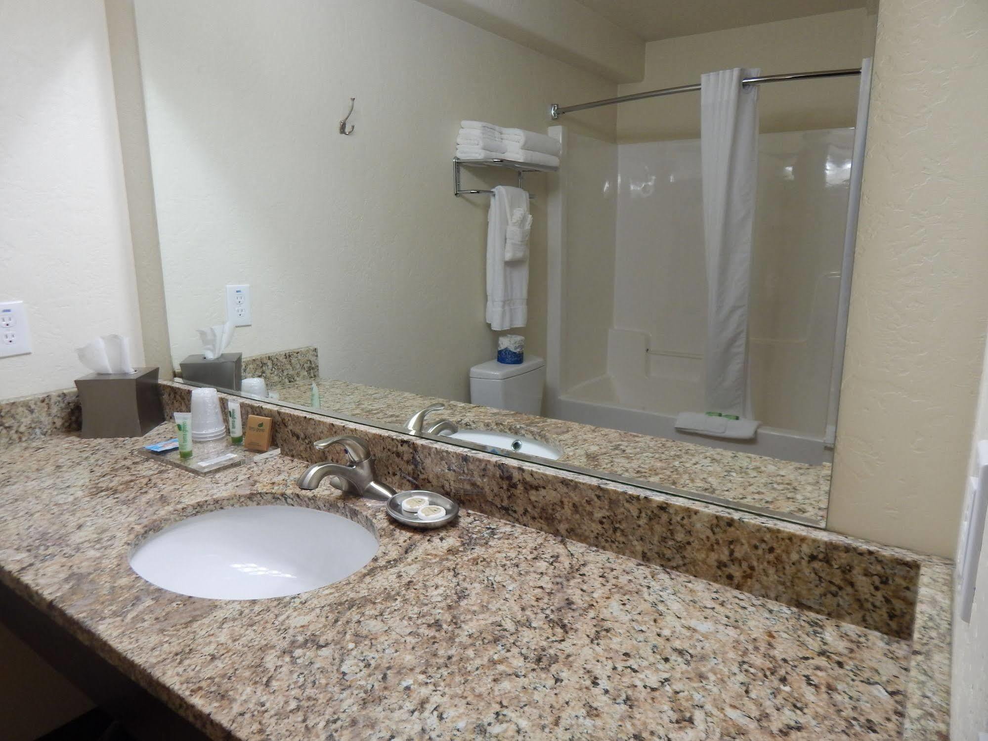 Winterton Suites Уиллистон Экстерьер фото
