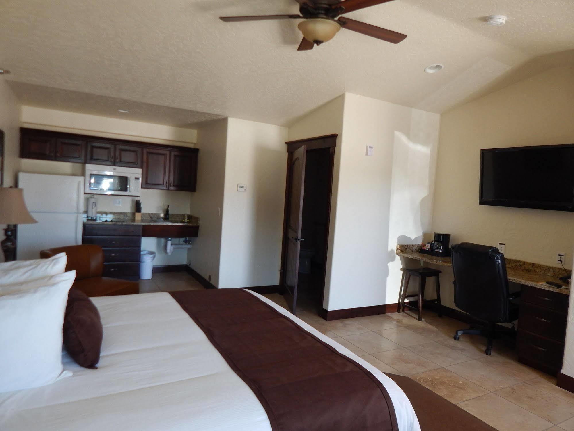 Winterton Suites Уиллистон Экстерьер фото